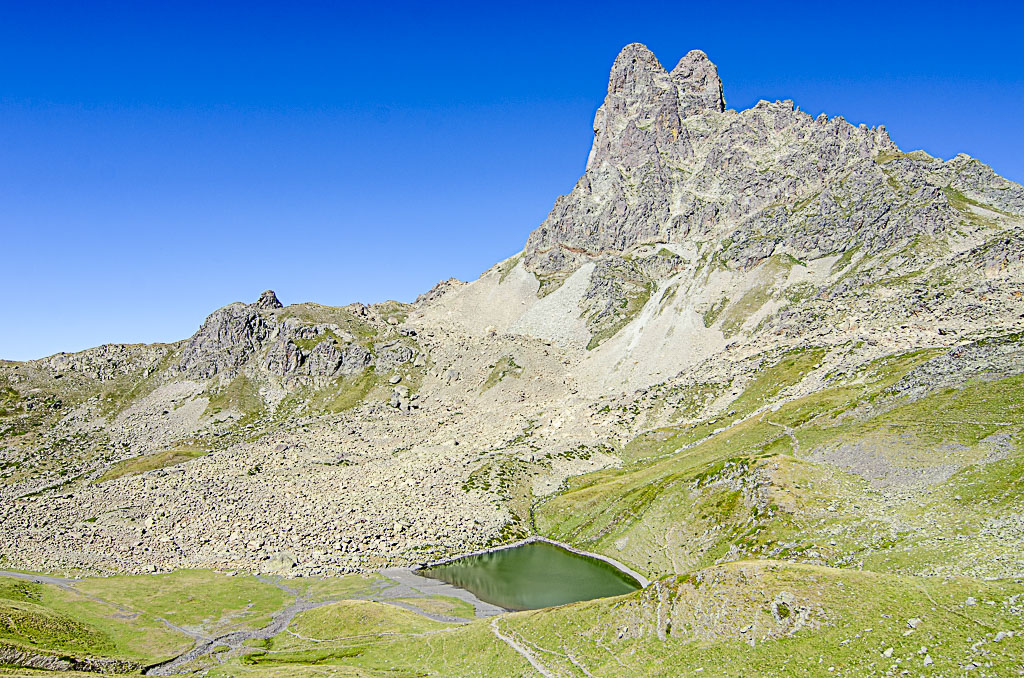 Le lac de Peyreget et la face ouest du pic du Midi d'Ossau